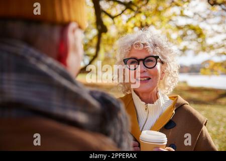 Ältere Frau halten Kaffee Tasse Stockfoto