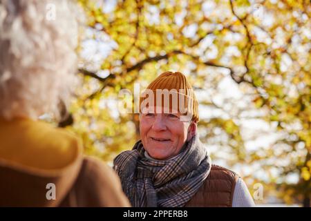 Lächelnd älterer Mann weg suchen Stockfoto