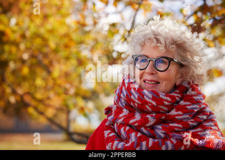 Porträt einer Seniorin, die wegschaut Stockfoto