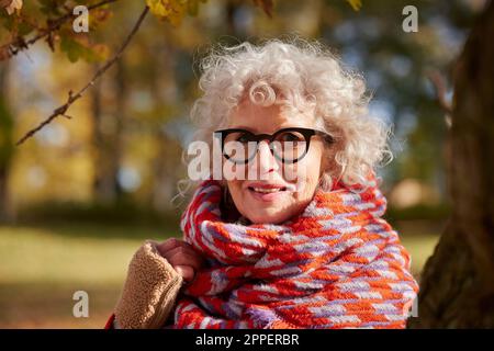 Ältere Frau, Blick in die Kamera Stockfoto