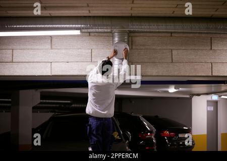 Rückansicht des man-Prüfers für den Luftkanal Stockfoto