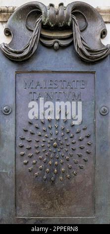 Plakette auf dem Sockel der Statue von Ferdinando i de' Medici, Großherzog der Toskana, auf der Piazza della Santissima Annunziata. Stockfoto