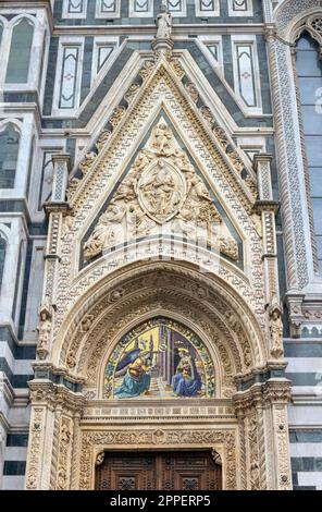 Porta della Mandorla oder Almond Door, nördliche Seite des Doms. Es wurde zwischen 1391 und 1423 gebaut. Donatello und Nanni di Banco waren zwei der Stockfoto