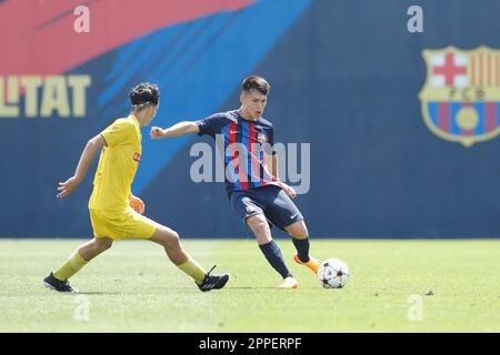 Niko Takahashi Cendagorta (Barcelona), 23. APRIL 2023 - Fußball / Fußball : spanisches Spiel der Gruppe 7 "Liga Nacional Juvenil" zwischen dem FC Barcelona Juvenil B 2-1 Club Escola De Futbol Gava A im Camp de Futbol Ciutat Espotiva Joan Gamper in Barcelona, Spanien. (Foto: Mutsu Kawamori/AFLO) Stockfoto