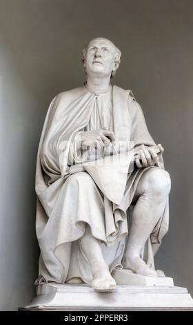 Die Statue von Filippo Brunelleschi befindet sich vor der Kathedrale, für die er die Kuppel entworfen hat - die größte Ziegelkuppel der Welt. Filippo B. Stockfoto