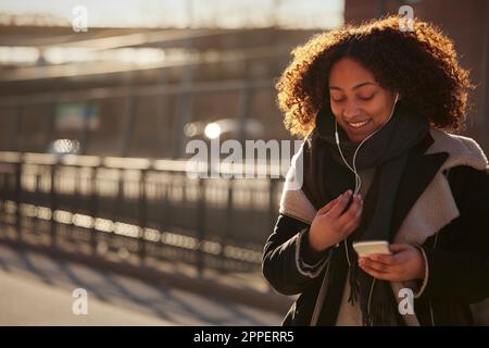 Junge Frau mit Handy Stockfoto