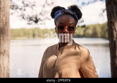 Junge Frau, Blick in die Kamera Stockfoto