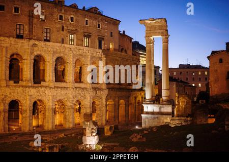 Rom. Italien. Theater des Marcellus (Teatro di Marcello) und die Überreste des Tempels des Apollo Sosianus (Tempio di Apollo Sosiano). Stockfoto