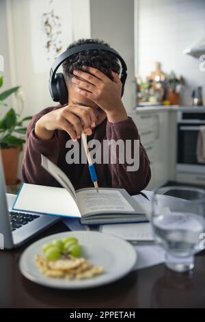 Junge, die Hausaufgaben zu Hause Stockfoto
