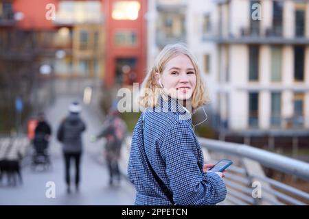 Lächelnde Frau, Blick in die Kamera Stockfoto