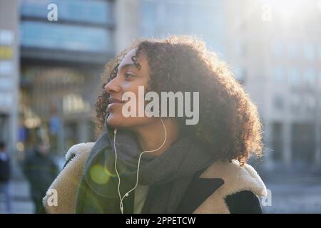 Blick auf eine Frau mit Kopfhörern Stockfoto