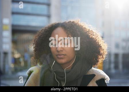 Blick auf eine Frau mit Kopfhörern Stockfoto