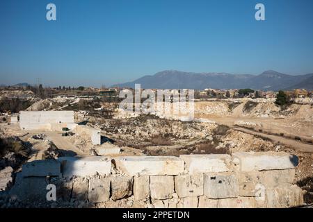 Tivoli. Lazio. Italien. Travertin-Steinbruch entlang der Via Tiburtina ist die Gegend seit der Antike eine Quelle von Travertin. Stockfoto