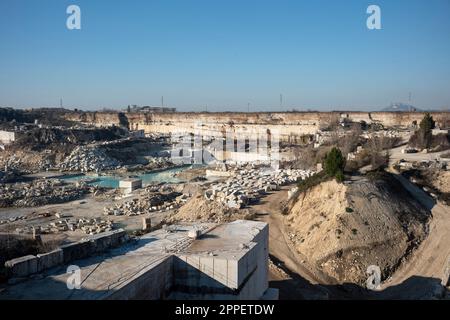 Tivoli. Lazio. Italien. Travertin-Steinbruch entlang der Via Tiburtina ist die Gegend seit der Antike eine Quelle von Travertin. Stockfoto