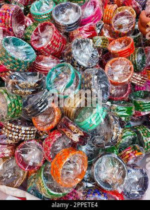 Bunte Bangles Display im Geschäft für Frauen, Metall-Bangles auf dem Regal für Verkauf angeordnet, Serie von Bangles. Selektiver Fokus. Stockfoto