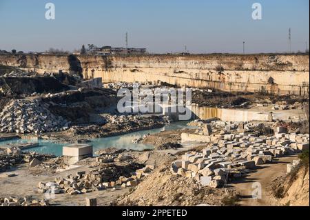 Tivoli. Lazio. Italien. Travertin-Steinbruch entlang der Via Tiburtina ist die Gegend seit der Antike eine Quelle von Travertin. Stockfoto