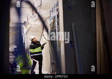 Bauarbeiter, die auf der Baustelle arbeiten Stockfoto