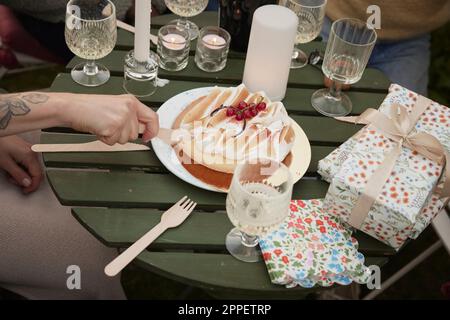 Blick von oben auf von Hand geschnittenen Geburtstagskuchen Stockfoto