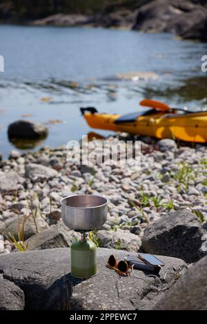 Camping Gasbrenner an der felsigen Küste Stockfoto