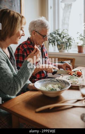 Älteres Paar, die Zubereitung von Speisen zu Hause Stockfoto
