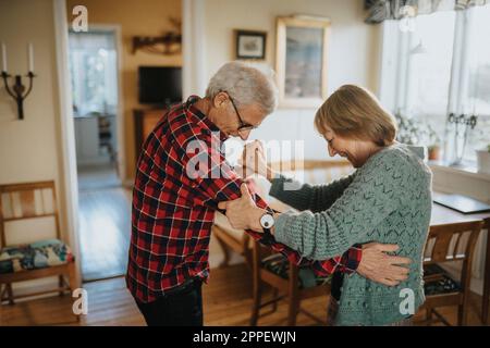 Älteres paar tanzen zu Hause Stockfoto