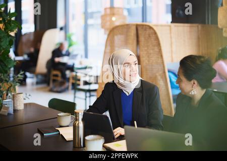 Unternehmerinnen mit digital-Tablette im café Stockfoto