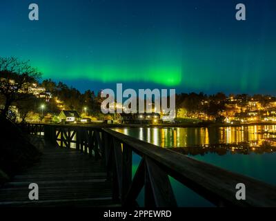 Nordlichter über dem Dorf an der Küste Stockfoto