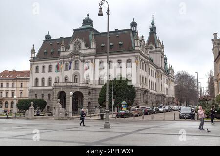 LJUBLJANA, SLOWENIEN - 7. MÄRZ 2023: Dies ist das historische Verwaltungsgebäude der Universität auf dem Kongressplatz. Stockfoto