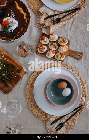 Tisch für Ostermahlzeit gedeckt Stockfoto