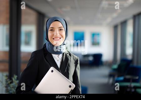 Porträt einer lächelnden Geschäftsfrau im Hijab Stockfoto