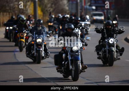Sofia, Bulgarien - 25. März 2023: Motorradfahrer fahren während der Saisoneröffnung auf den Straßen von Sofia. Stockfoto