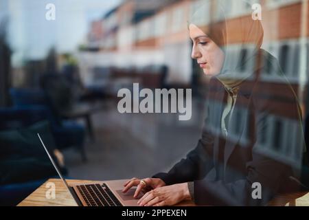Frau in Café mit laptop Stockfoto