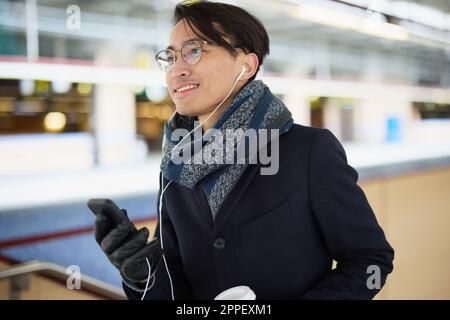 Lächelnder Mann mit Handy Stockfoto