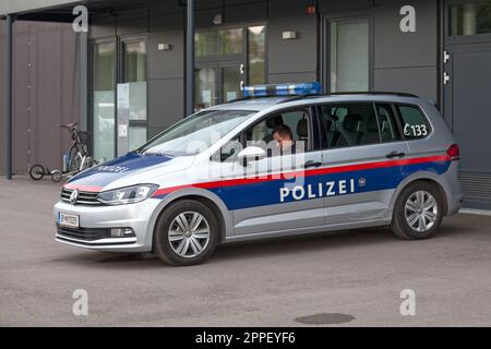 Wien, Osterreich - Juni 17 2018: Polizist wartet in seinem Auto in der Nähe des Hofburger Schlosses. Stockfoto