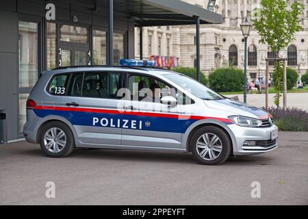 Wien, Osterreich - Juni 17 2018: Polizist wartet in seinem Auto in der Nähe des Hofburger Schlosses. Stockfoto