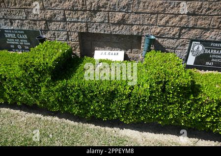 Mission Hills, Kalifornien, USA 23. April 2023 Schauspieler James Caan Grab in Mount Jerusalum Abschnitt im Eden Memorial Park am 23. April 2023 in Mission Hills, Kalifornien, USA. Foto: Barry King/Alamy Stock Photo Stockfoto