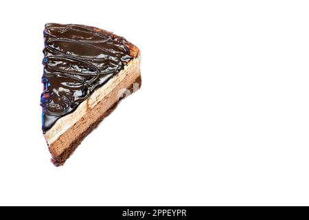 Ein Stück Schokoladencreme, brauner, leckerer Kuchen, isoliert auf Weiß Stockfoto