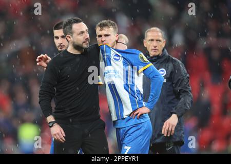Brighton & Hove Albion Manager Roberto De Zerbi Konsole Brighton & Hove Albion Solly March zerbricht in Tränen, nachdem er den entscheidenden Elfmeterlohn in FA verpasst hatte Stockfoto