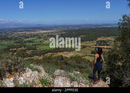 Frau genießt die Aussicht von der Sierra de Galdent, Llucmajor, Mallorca, Balearen, Spanien Stockfoto