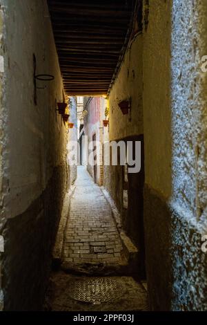 Ein Tourist und sein Koffer in einer Gasse, Fez, marokko, afrika Stockfoto