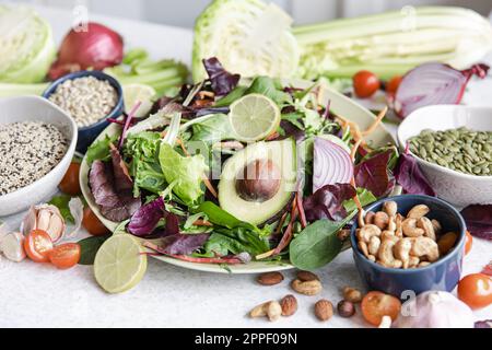 Salat mit Avocado und Gemüse gemischte grüne Salatblätter, fertig zum Essen. Stockfoto