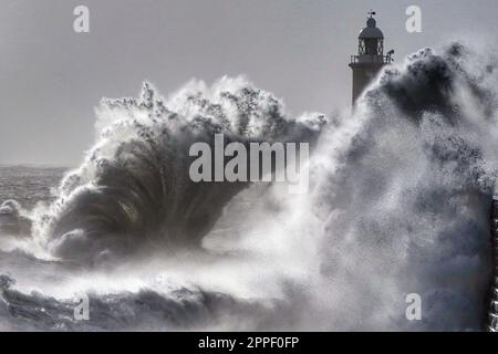 Wellen stürzen über dem Tynemouth Pier an der Nordostküste Englands ab. Foto: Montag, 24. April 2023. Stockfoto