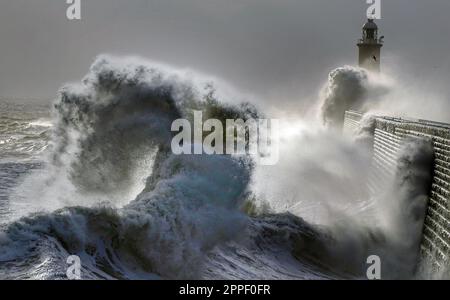 Wellen stürzen über dem Tynemouth Pier an der Nordostküste Englands ab. Foto: Montag, 24. April 2023. Stockfoto