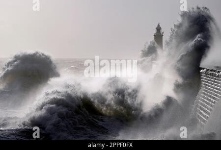 Wellen stürzen über dem Tynemouth Pier an der Nordostküste Englands ab. Foto: Montag, 24. April 2023. Stockfoto