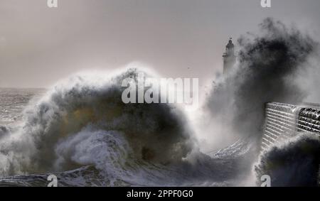 Wellen stürzen über dem Tynemouth Pier an der Nordostküste Englands ab. Foto: Montag, 24. April 2023. Stockfoto