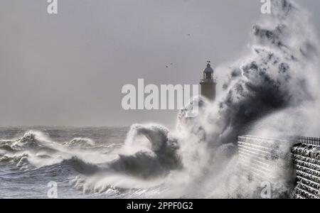 Wellen stürzen über dem Tynemouth Pier an der Nordostküste Englands ab. Foto: Montag, 24. April 2023. Stockfoto