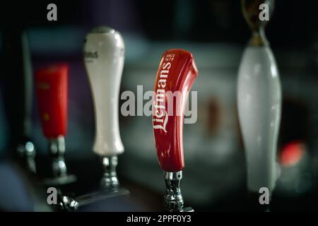 Griffe verschiedener Marken von Fassbier auf einer Bar Stockfoto