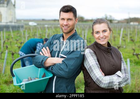 Porträt von zwei fröhlichen, lächelnden Weinbauern Stockfoto