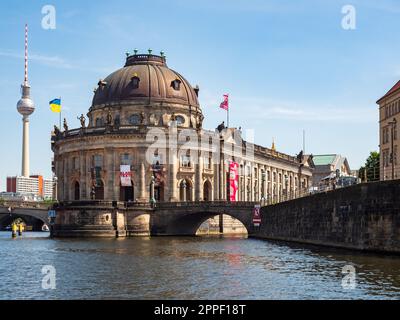 Berlin. Deutschland - Mai 2022: Bode-Museum, ehemals Kaiser-Friedrich-Museum in Museumsinsel genannt, mit Berliner Fernsehturm im Hintergrund Stockfoto