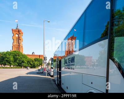 Berlin, Deutschland - Mai 2022: Busse auf dem Parkplatz am Alexanderplatz mit Berliner Rathaus im Fenster des Busses, Berlin-Mitte, Rotes Rat Stockfoto